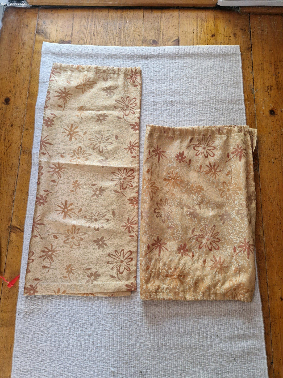 zavesy, polstarky. Za odvoz zavesy delka ca 160cm, male polstarky + povlaky, zavesy/zaclonky do kuchyne delka ca 60 a 90cm. Lety u Dobrichovic.