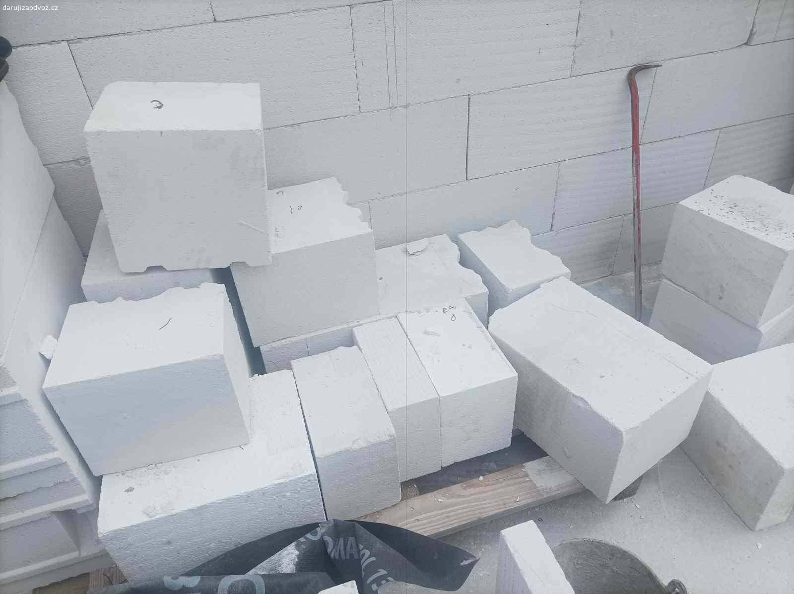 Zbytky Ytongu Standard 300. Nabízím zdarma odřezky tvárnic Ytong Standard 300 P2-400 PDK 300×599×249 mm. Pozor nejedná se o celé tvárnice, viz. foto!!  Máme také v případě zájmu zbytek cca 20 ks celých tvárnic a 3 překlady, ale ty nenabízím zdarma, možno se domluvit zvlášť na prodeji.