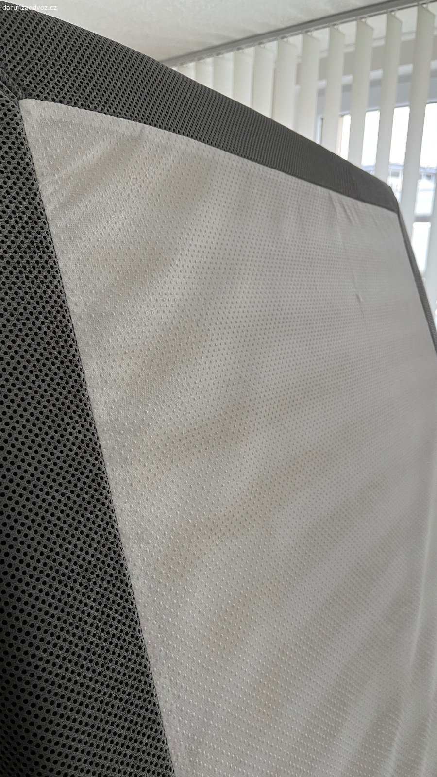 Zdarma za odvoz: zdravotnická matrace. Velmi pevná (také těžká) zdravotnická matrace o rozměrech 90 × 25 × 200 cm. Třeba ještě někomu dobře poslouží, zvlášť při rekonvalescenci po operaci kyčelního kloubu nebo v podobné situaci.
Pouze osobní odběr v Breitcetlově ul. na Černím Mostě, Praha 9.