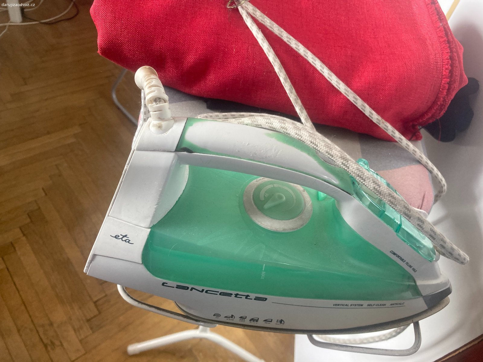 Žehlicí prkno a žehlička. Oboje ještě poslouží

mohu přidat ramínka aj

Díky