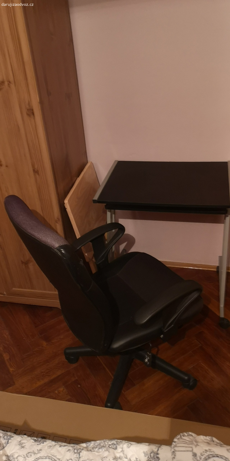 Židle a stůl. Daruji za odvoz kancelářskou židli a stolek 65cm x 50cm