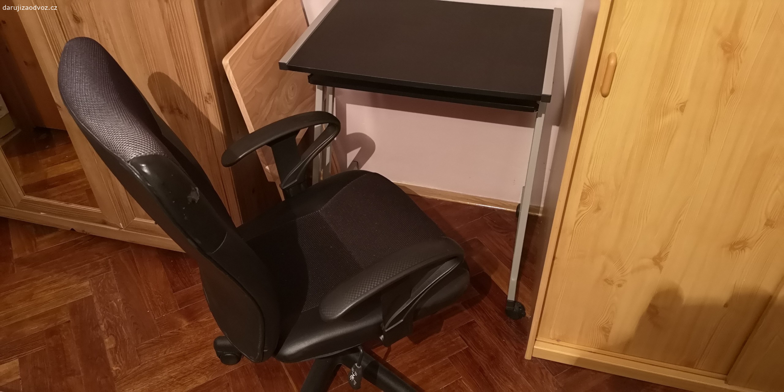 Židle a stůl. Daruji za odvoz kancelářskou židli a stolek 65cm x 50cm