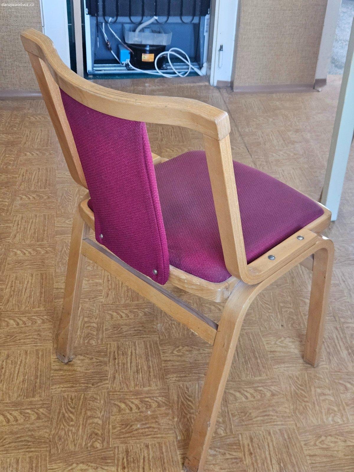 Židle čalouněná 2 ks. Daruji čalouněnou židli. Výška 80 cm, šířka 48 cm. Celkem 2 ks.