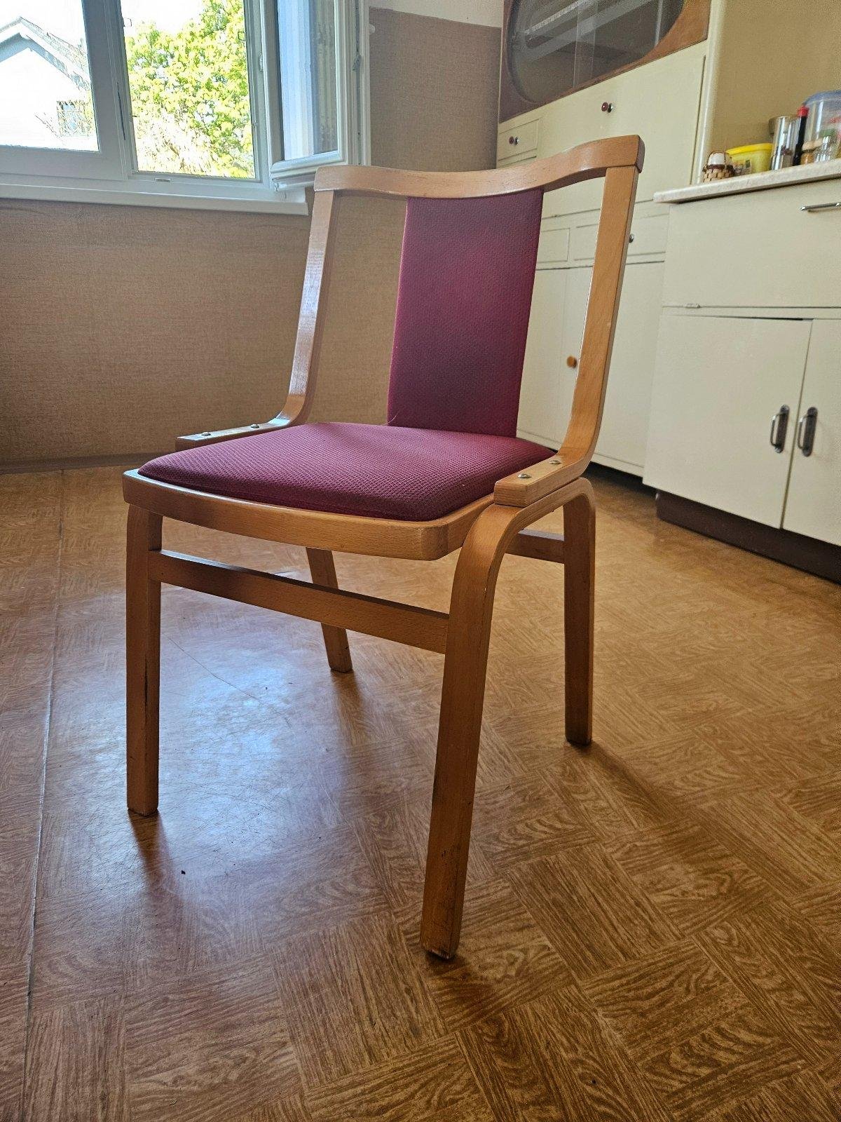 Židle čalouněná 2 ks. Daruji čalouněnou židli. Výška 80 cm, šířka 48 cm. Celkem 2 ks.