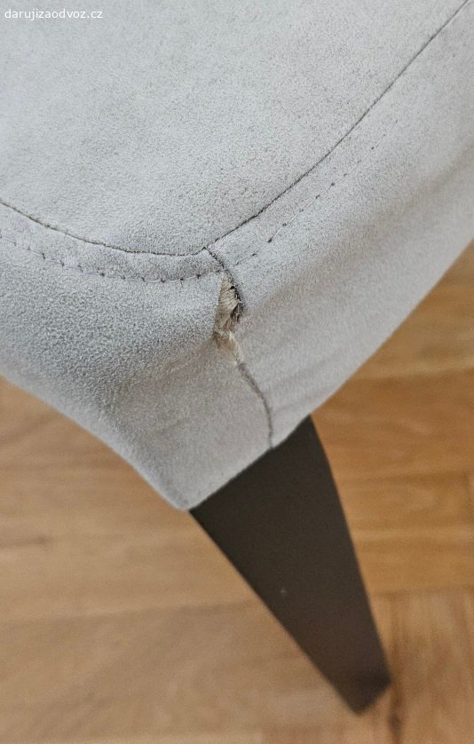 Židle Ikea Henriksdal (4ks). Daruji za odvoz používané židle z Ikey (typ Henriksdal) - 4ks.

Už mají něco za sebou, polstrování už je trochu prosezené, ale rozviklané nejsou.
Konstrukce je dřevěná, nohy v hnědočerné barvě s lokálními oděrkami (viz foto).
Potahy jsou světlé. Snímatelné, pratelné. Na některých rozích je potah natržen (viz foto).

Osobní odběr Praha 4 - Podolí.