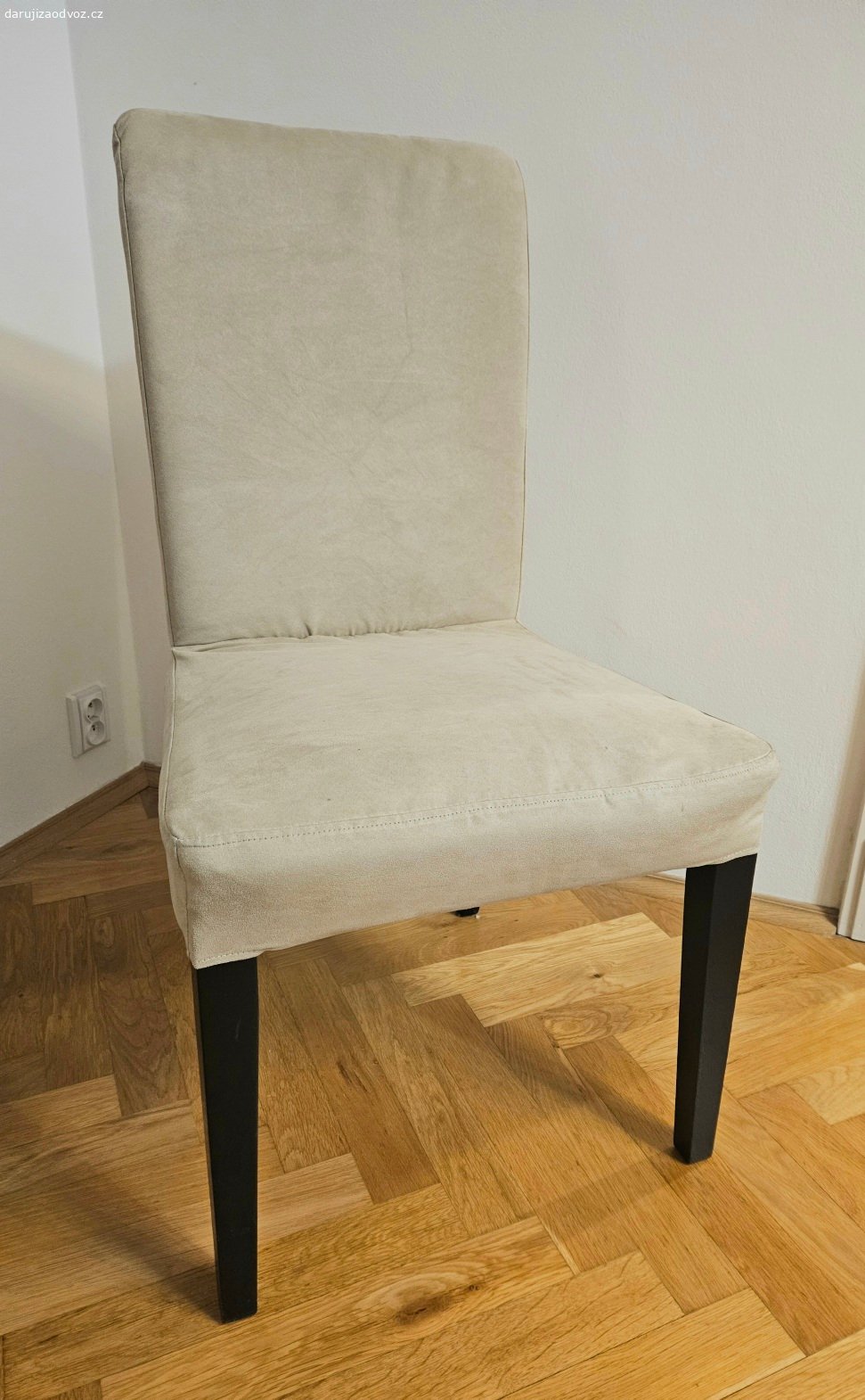 Židle Ikea Henriksdal (4ks). Daruji za odvoz používané židle z Ikey (typ Henriksdal) - 4ks.

Už mají něco za sebou, polstrování už je trochu prosezené, ale rozviklané nejsou.
Konstrukce je dřevěná, nohy v hnědočerné barvě s lokálními oděrkami (viz foto).
Potahy jsou světlé. Snímatelné, pratelné. Na některých rozích je potah natržen (viz foto).

Osobní odběr Praha 4 - Podolí.