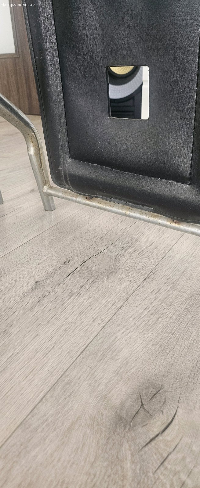 židle IKEA. Daruji 4 kusy kožených židlí s vysokým opěradlem z obchodního domu IKEA. (bez kočky)
 Černé barvy, sem tam známky rzi a poškození od koček. Vyzvednutí v Ostravě.