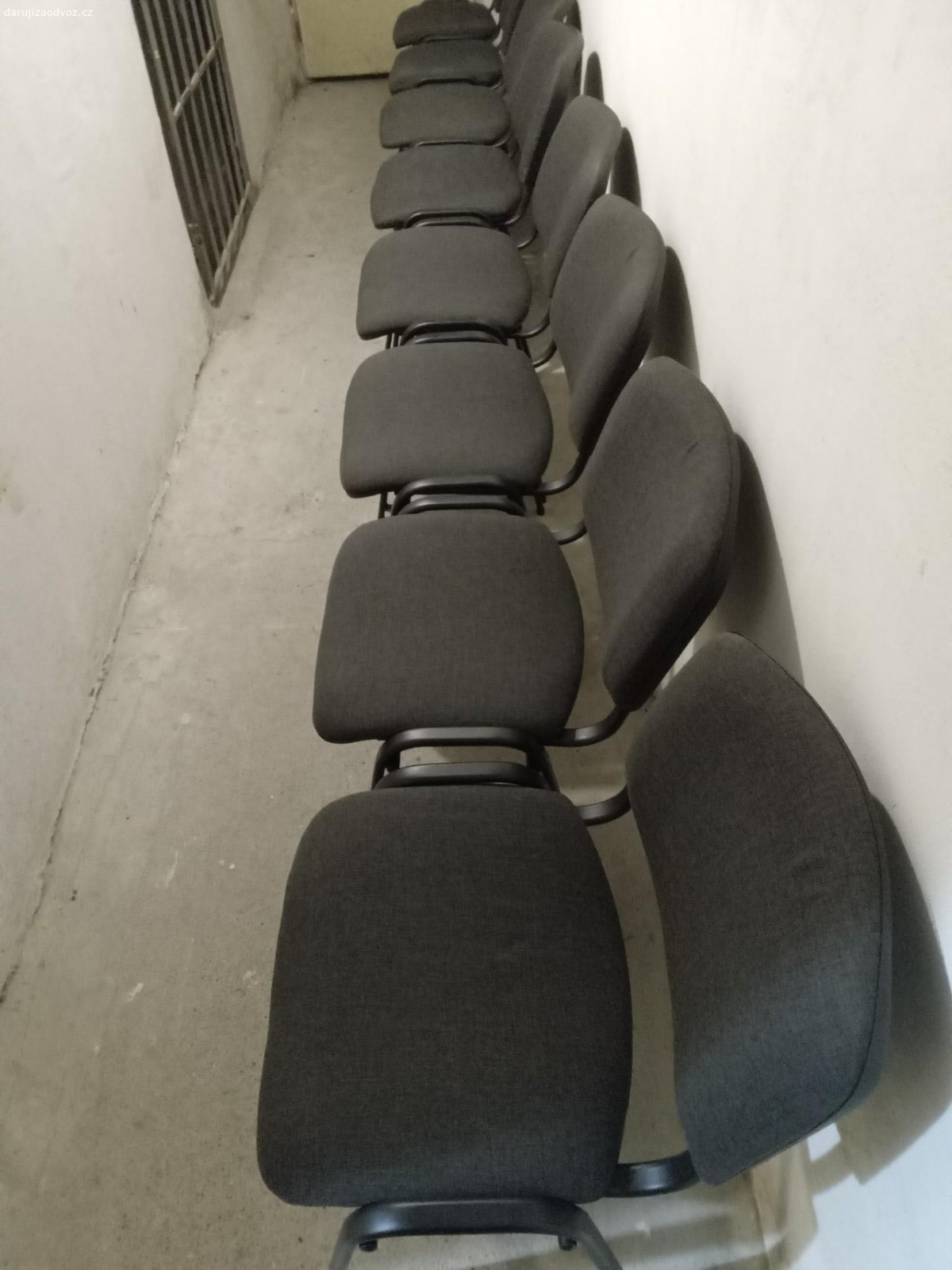 židle Viva. nabízím 8 kusů kancelářských zachovalých židlí  VIVA černé barvy .