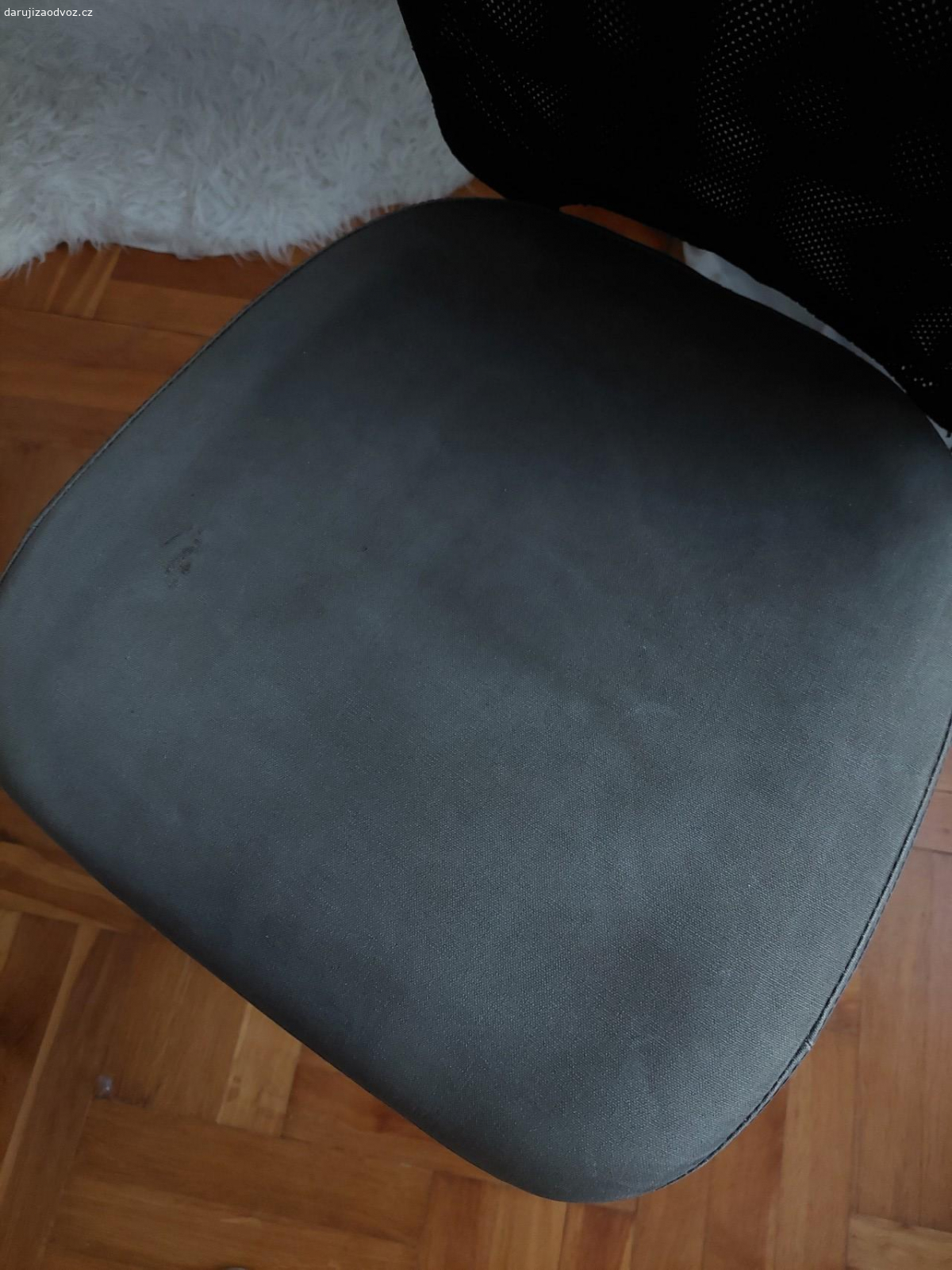 Židle. Kancelářská židle, používaná, plně funkční, kovová  konstrukce. Jen podsedák je vyšisovaný, jak jsem ho vydrhla. Síťka v operadle je sundavací a pratelná. Praha Podolí