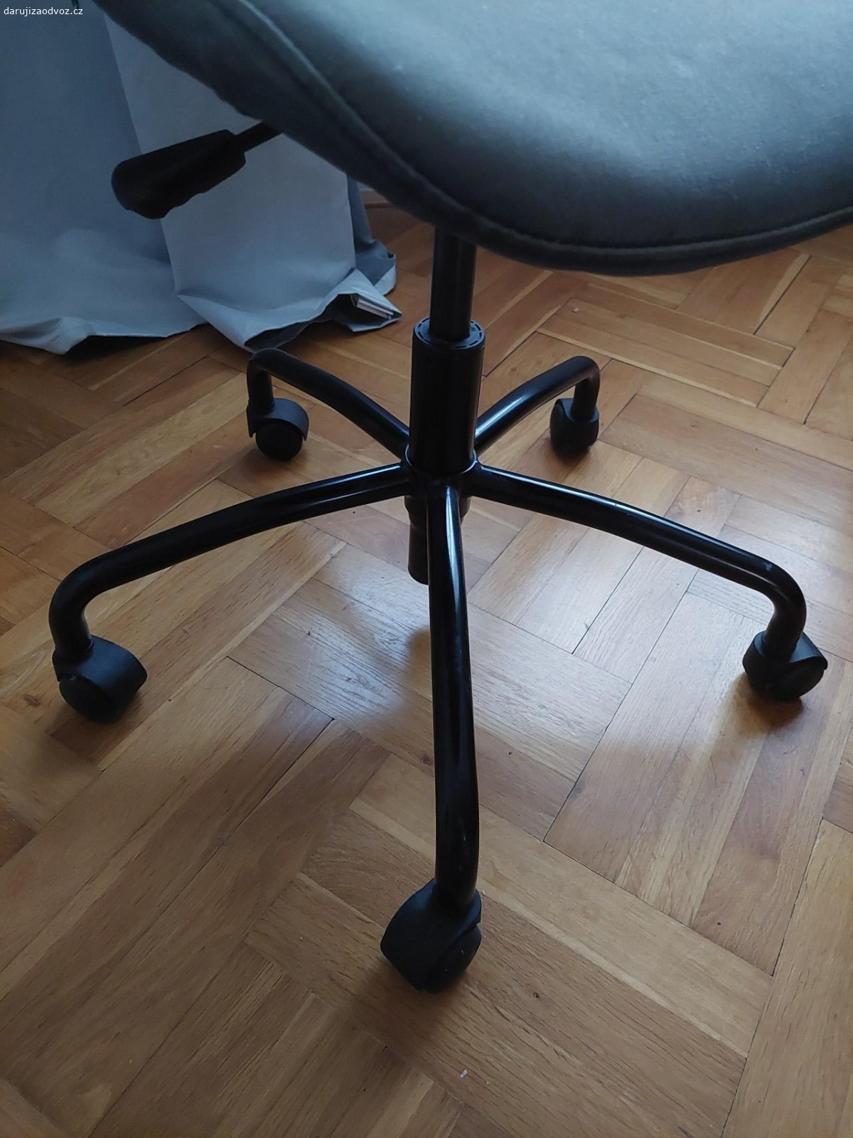 Židle. Kancelářská židle, používaná, plně funkční, kovová  konstrukce. Jen podsedák je vyšisovaný, jak jsem ho vydrhla. Síťka v operadle je sundavací a pratelná. Praha Podolí