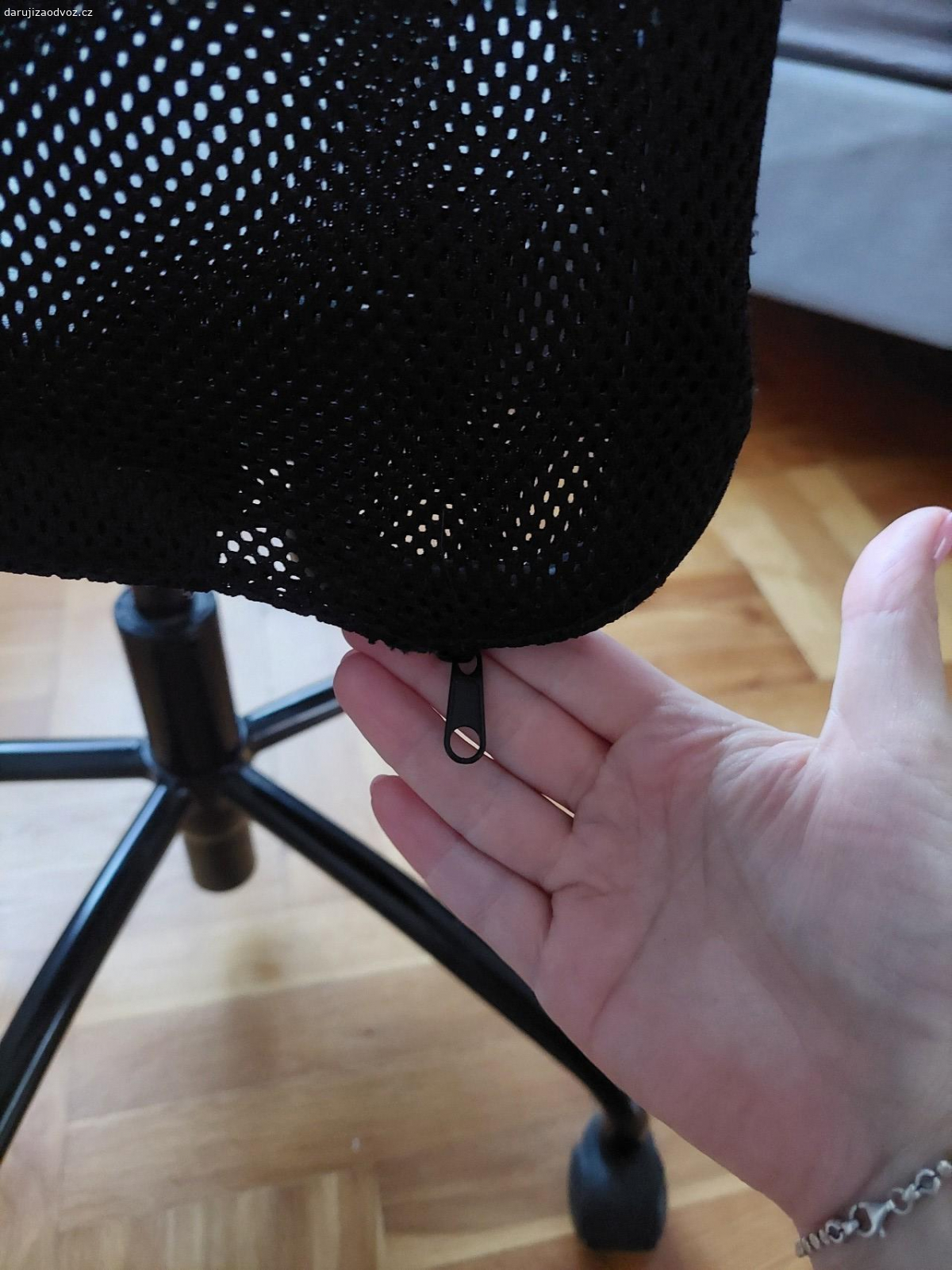 Židle. Kancelářská židle, používaná, plně funkční, kovová  konstrukce. Jen podsedák je vyšisovaný, jak jsem ho vydrhla. Síťka v operadle je sundavací a pratelná. Praha Podolí