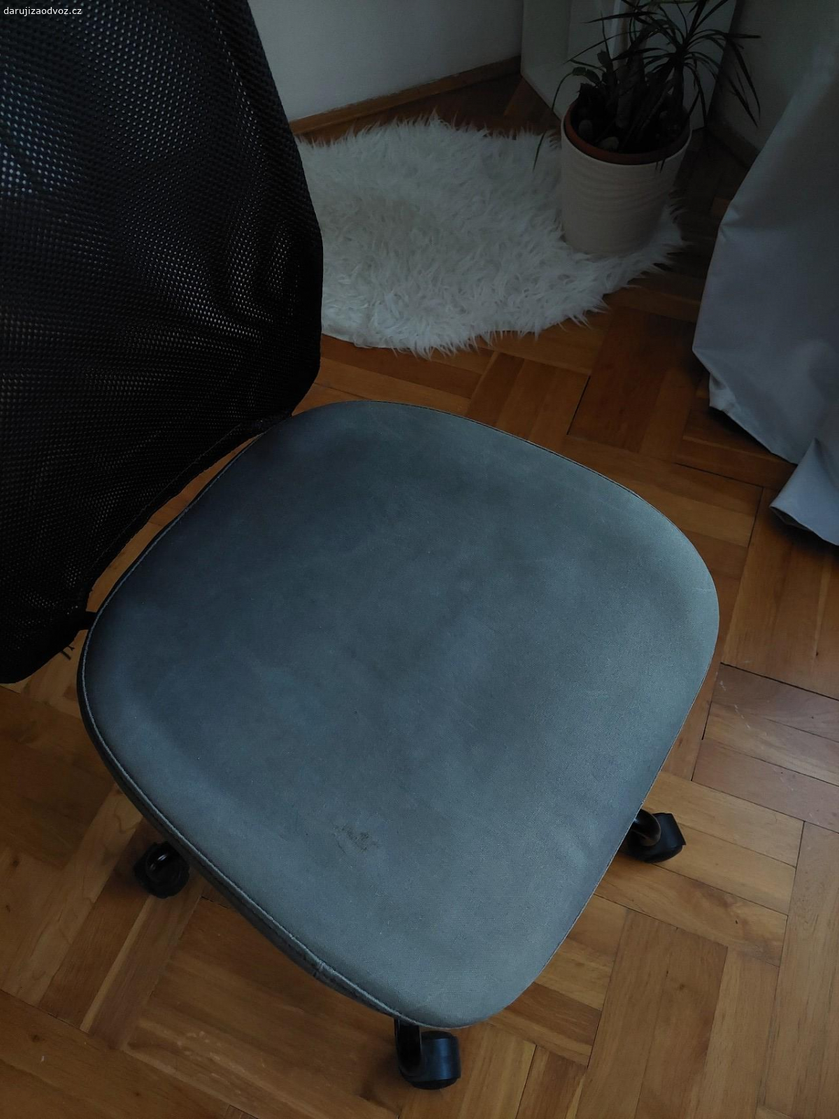Židle. Kancelářská židle, používaná, plně funkční, kovová  konstrukce. Jen podsedák je vyšisovaný, jak jsem ho vydrhla. Síťka v operadle je sundavací a pratelná. Praha Podolí