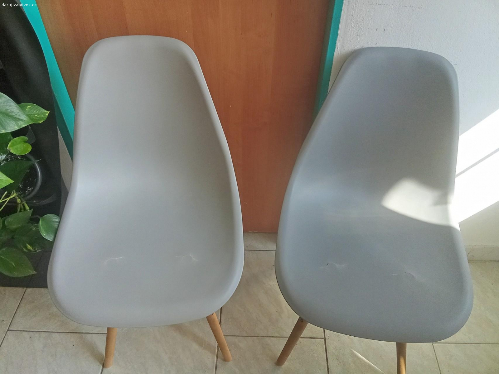 Židle. Daruji za odvoz plastové židle 6ks, mají defekt na sedadle ( praskliny) viz foto.