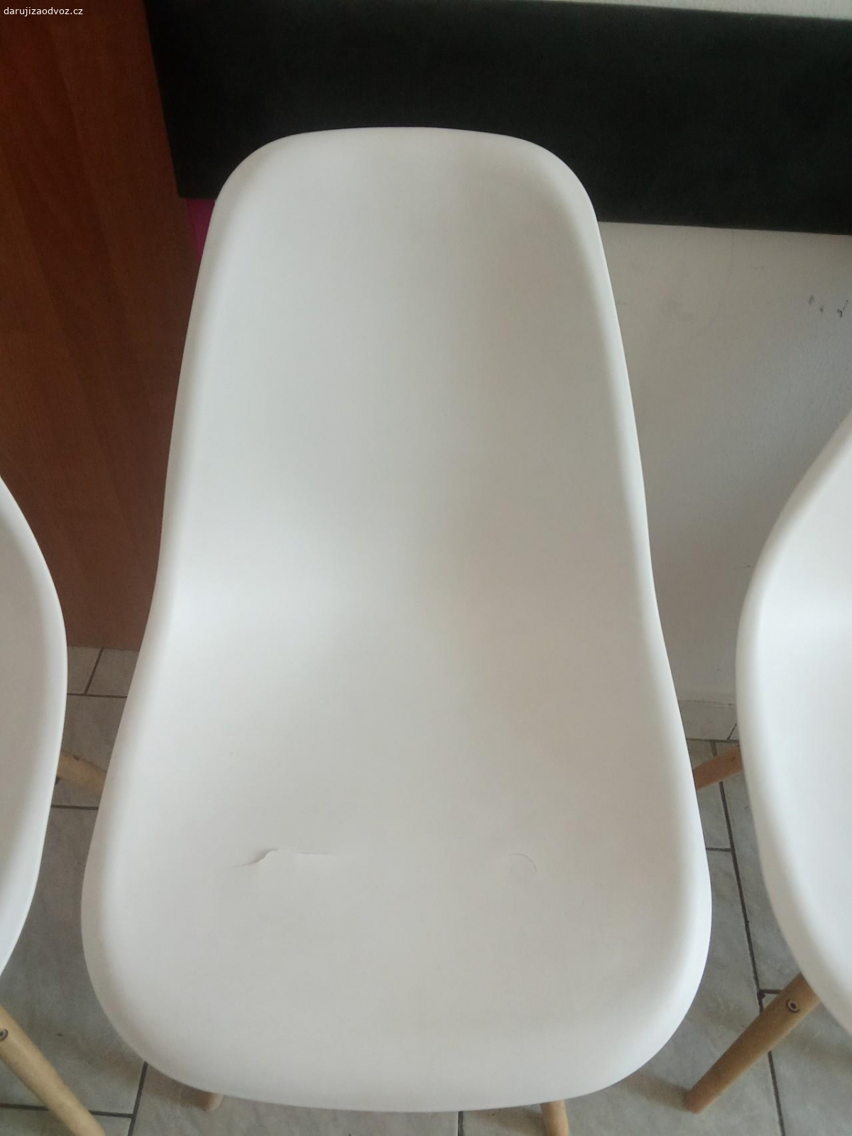 Židle. Daruji za odvoz plastové židle 6ks, mají defekt na sedadle ( praskliny) viz foto.