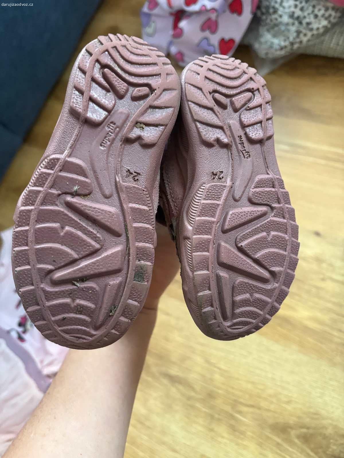 Zimní boty dětské Superfit vel. 24. Kožené, praskliny jsou jen povrchové. Vhodné na úzkou nožku.