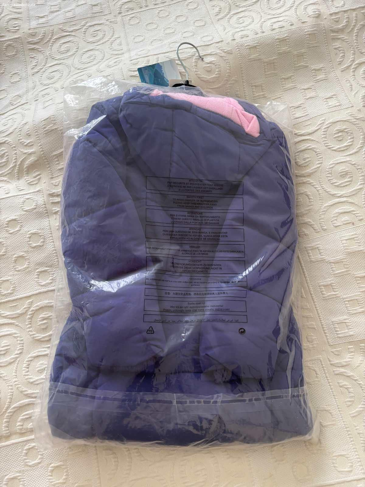 Zimní bunda Ledové království. Zimní bunda (110 cm) s kapucou. Bundu jsme dostali a nikdy nenosili. Je ještě v původním obalu. Je možné, že bunda je víc “módní” než praktická (co se tyká nepromokavosti a dalších funkčních parametrů). Možná vhodnější do města než na hory.