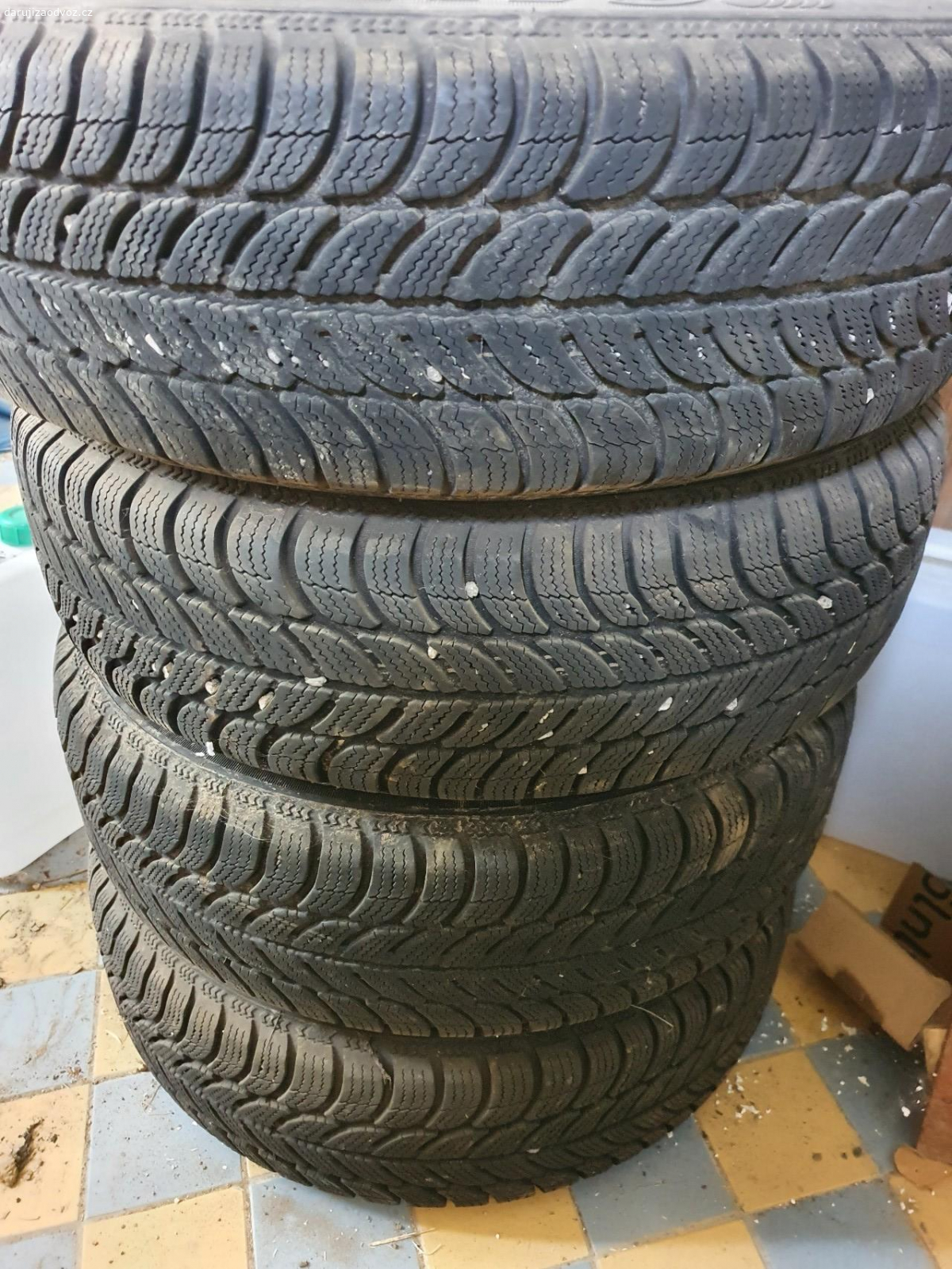 Zimní pneu. pár let staré leží ve sklepu, nepoužívané