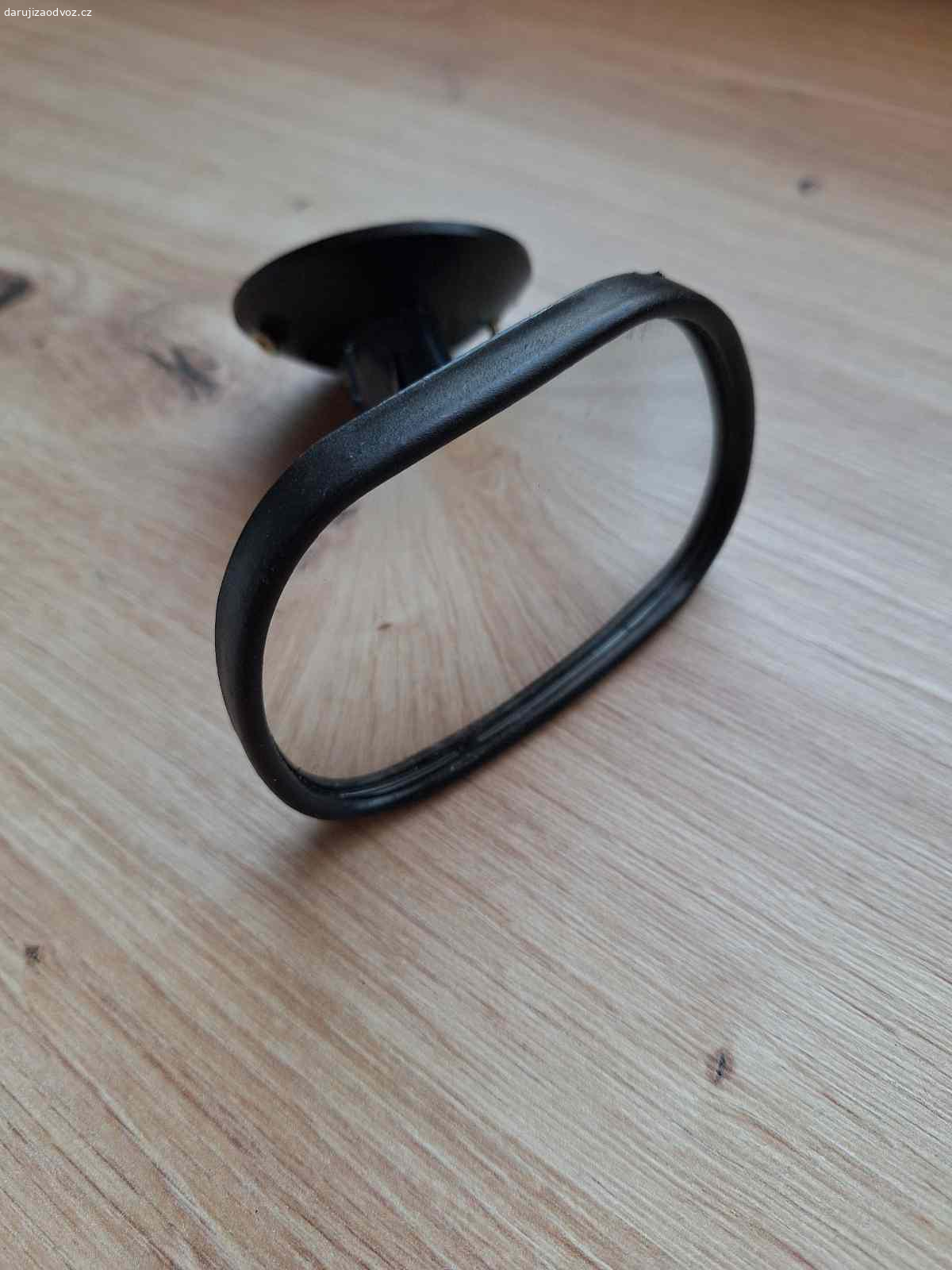 Zpětné zrcátko. Původně pořízeno pro kontrolu dětí v autě ale dá se použít třeba i na venek domu.
Čokoláda nebo ovoce potěší, není podmínkou.