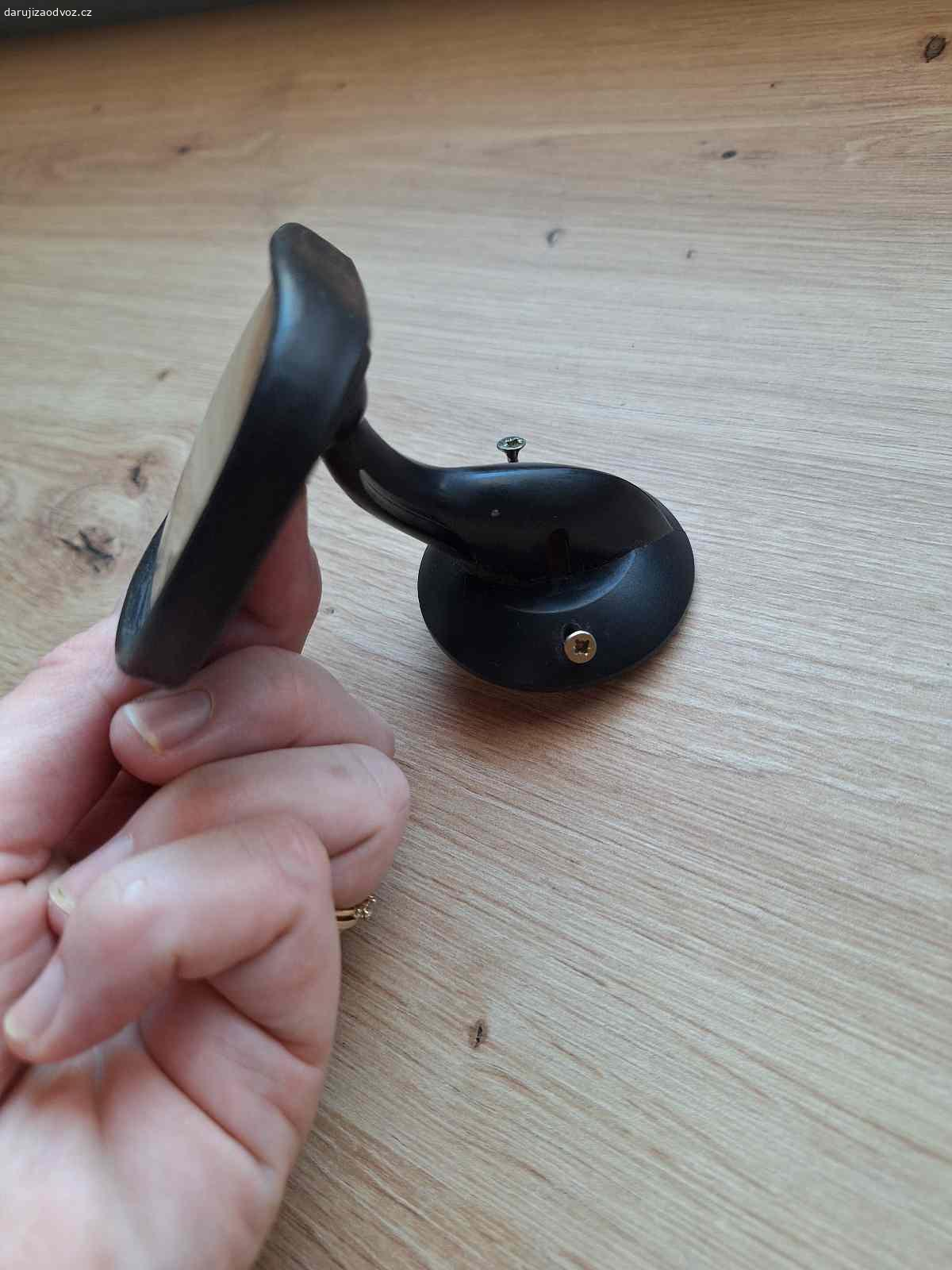 Zpětné zrcátko. Původně pořízeno pro kontrolu dětí v autě ale dá se použít třeba i na venek domu.
Čokoláda nebo ovoce potěší, není podmínkou.