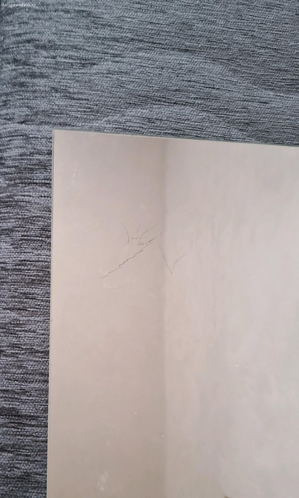 Zrcadla 30x30. Zrcadla 30x30,celkem 4ks.
Zrcadla už byla nalepená,jedno má prasklý roh,některé je pomalované viz.foto.
Jestli někdo najde pro ně využití. 
Nechám za odvoz.
Osobní převzetí v Ostrém Kameni.