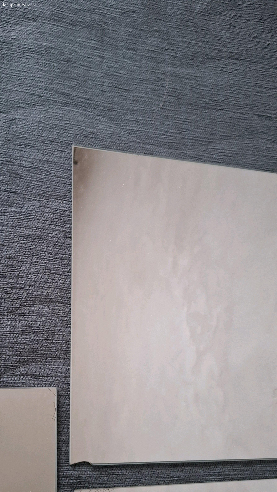 Zrcadla 30x30. Zrcadla 30x30,celkem 4ks.
Zrcadla už byla nalepená,jedno má prasklý roh,některé je pomalované viz.foto.
Jestli někdo najde pro ně využití. 
Nechám za odvoz.
Osobní převzetí v Ostrém Kameni.