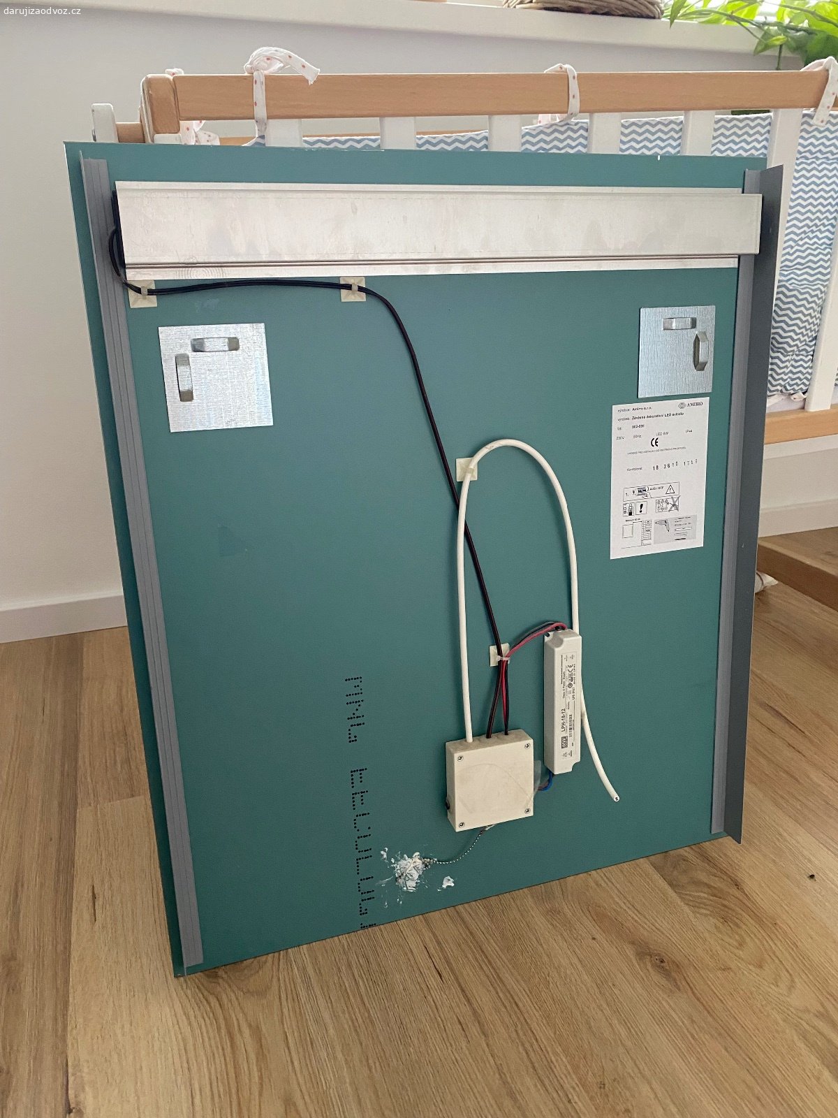 Zrcadlo do koupelny s osvětlením. Nástěnné zrcadlo do koupelny s osvětlením, rozměry 70 cm (výška) x 60 cm (šířka).

Pouze osobní vyzvednutí - Šestajovice