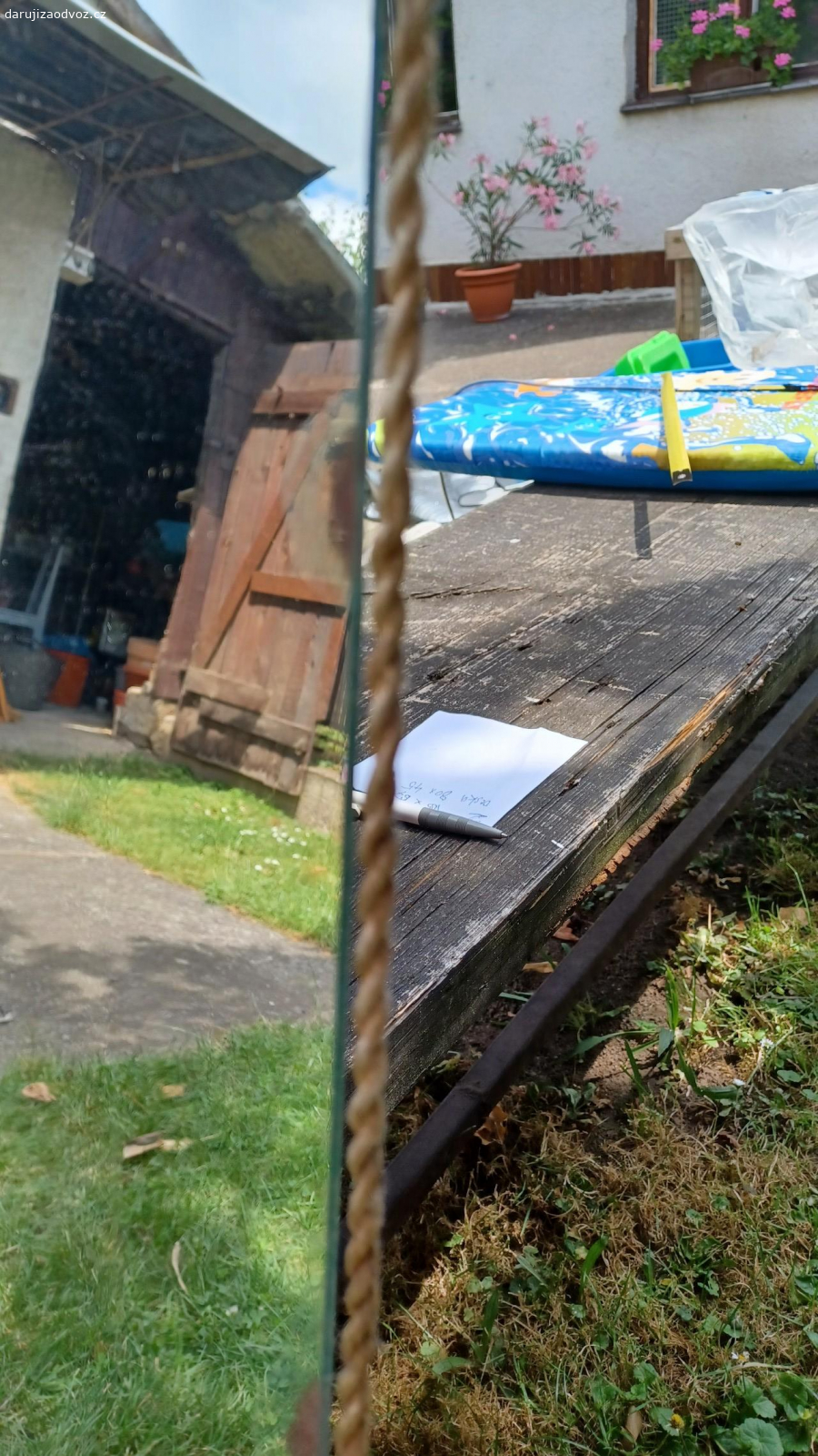 zrcadlo k zaveseni. stare, pri okrajích poničene viz foto, 105x67 cm