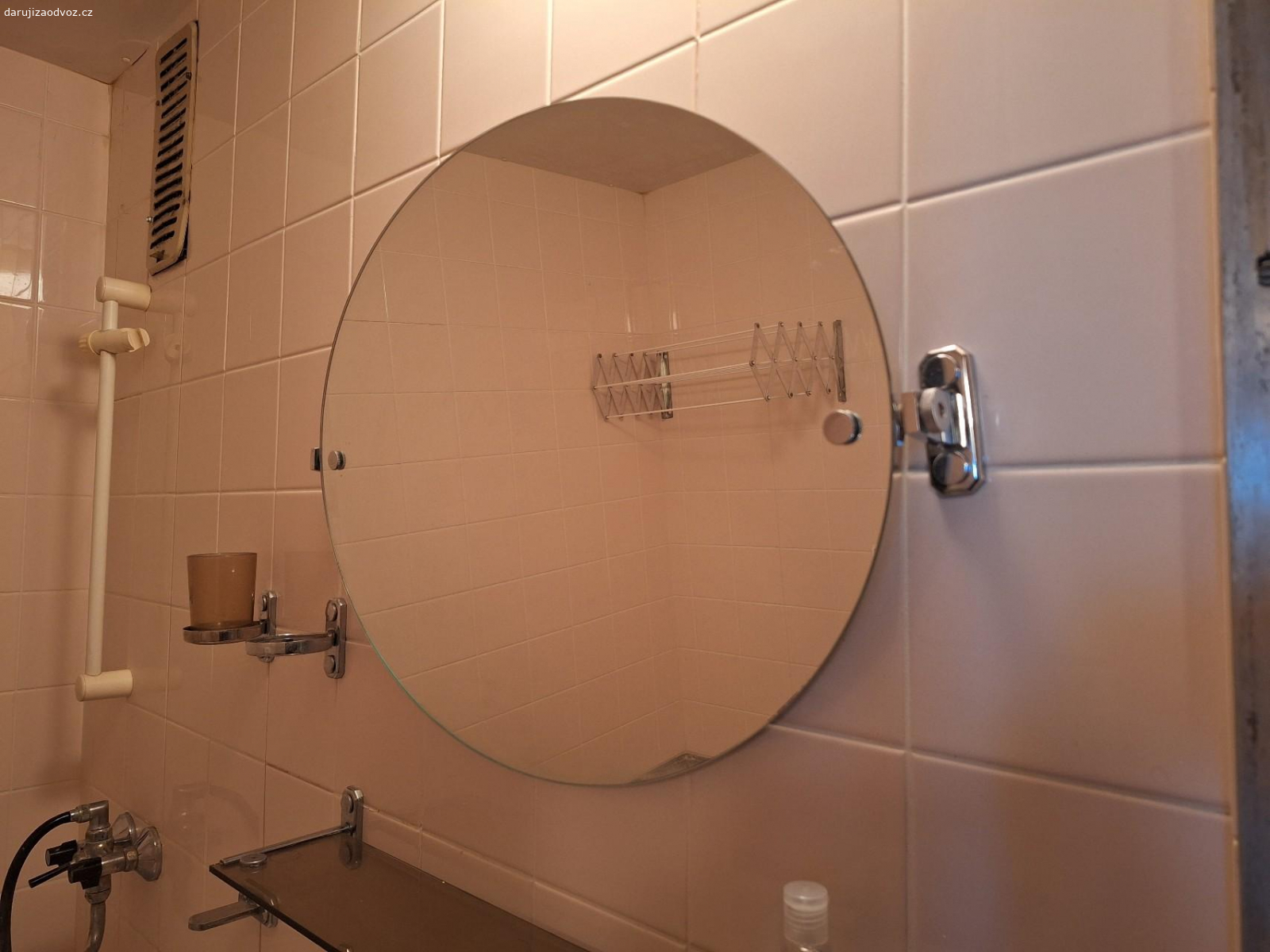 Zrcadlo. Daruji za odvoz koupelnové zrcadlo. Nastavitelný sklon nahoru i dolů.