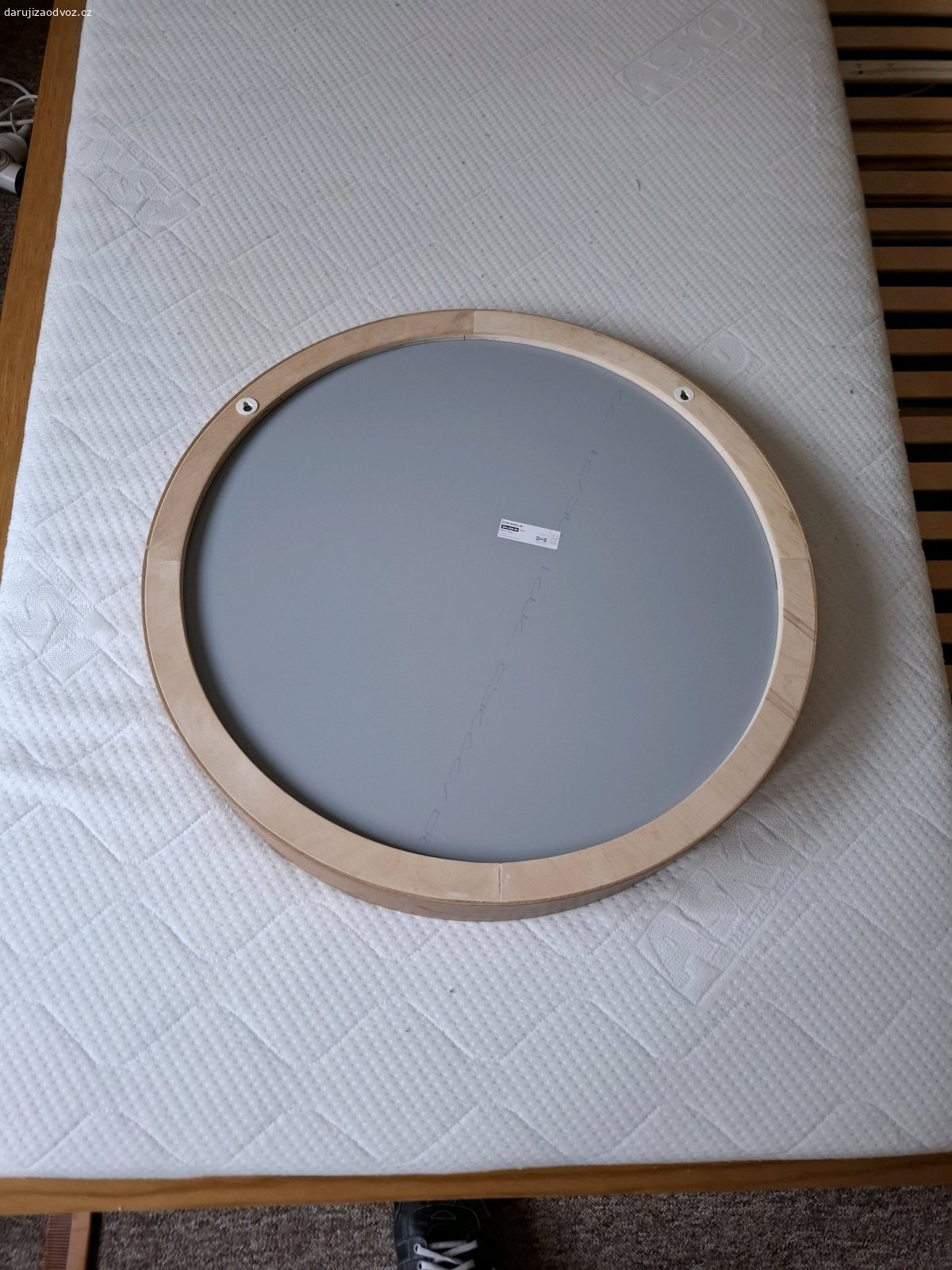 Zrcadlo. závěsné zrcadlo průměr 60cm s kosmetickou vadou
