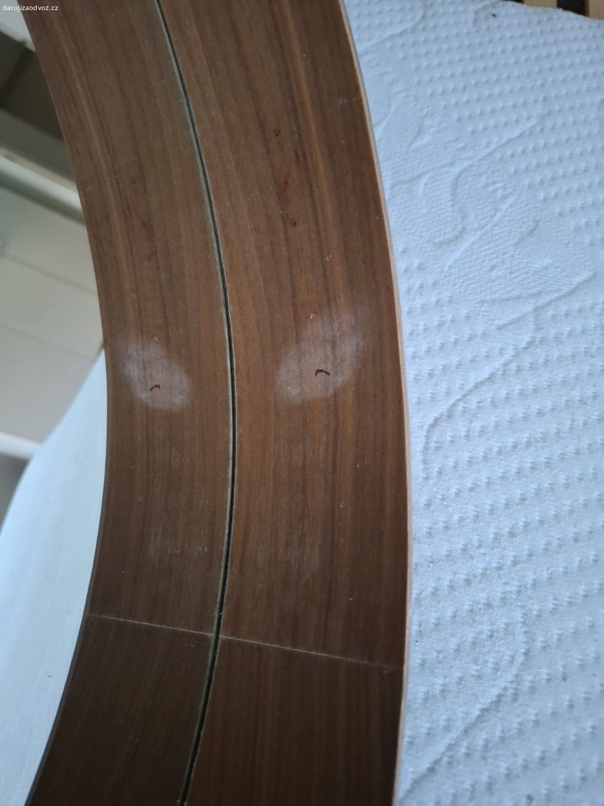 Zrcadlo. závěsné zrcadlo průměr 60cm s kosmetickou vadou
