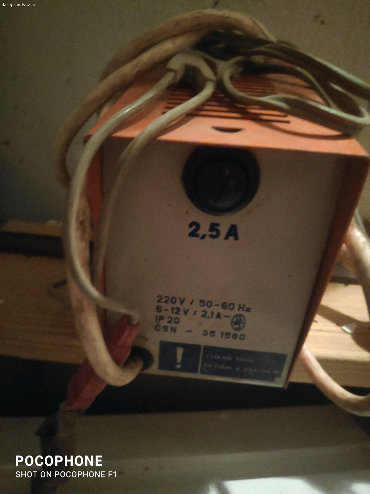 zřejmě na dobíjení. daruji toto.. nevím, co to je, ale předpokládám, že nabíjení baterie do auta..? nevím, zda funguje.. po nájemníkovi v bytě/sklepě..