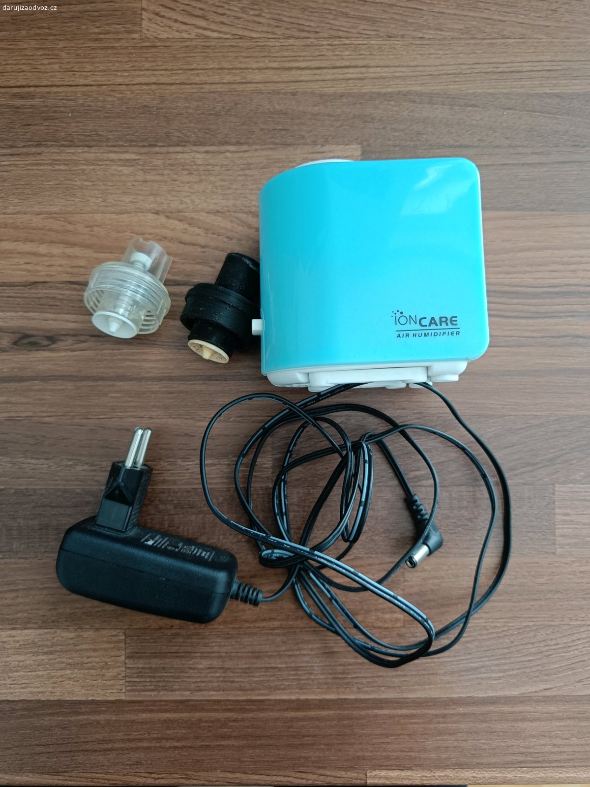 Zvlhčovač/aroma difuzér na PET láhev. Ultrazvukový zvlhčovač a aroma difuzér s adaptérem na klasickou PET láhev (spíše menší). Adaptér do zásuvky.